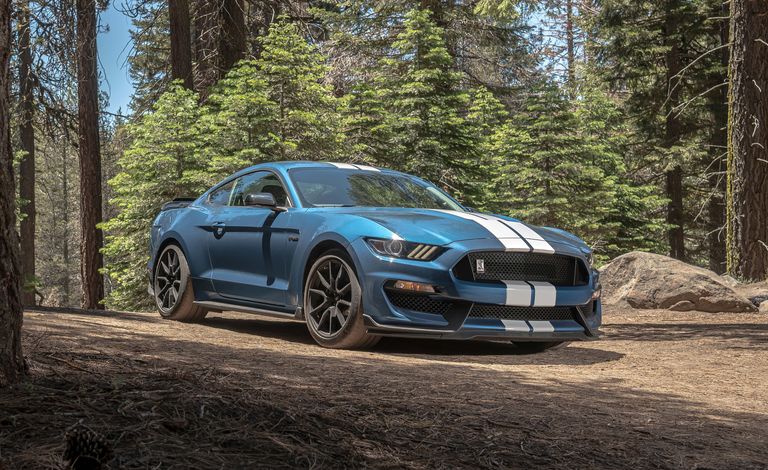 2019-ford-mustang-shelby-gt350-comparison-103-1566408505.jpg?crop=0.707xw:0.708xh;0.214xw,0.jpg